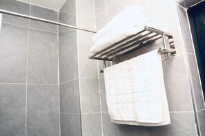 Towels, soap, toilet paper - Cozy chic one bedroom studio in the heart of Nairobi (Nairobi)