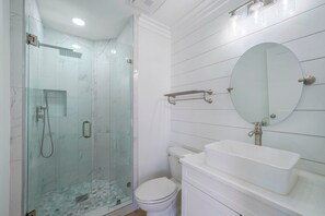 Douche, sèche-cheveux, serviettes fournies
