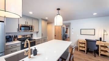 Kjøleskap, mikrobølgeovn, ovn og kokeplater