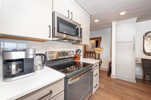Newley renovated ski-in/ ski-out duel condo w communal hot tub and great views