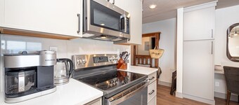 Newley renovated ski-in/ ski-out duel condo w communal hot tub and great views