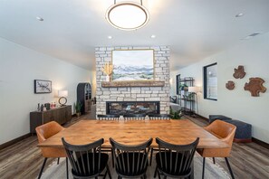 Dining - Luxury Eagle Lake Condo w Private Hot Tub, Mountain Views & Quick Access to Downtown (Whitefish)