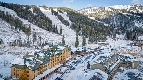 Newly Renovated Condo w Ski-In/Ski-Out Access, Hot Tub, and Fitness Facility