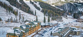 Newly Renovated Condo w Ski-In/Ski-Out Access, Hot Tub, and Fitness Facility