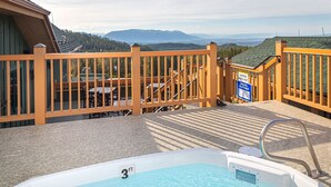 Zona de piscina con señal de 3 pies de profundidad, cubierta de madera y vistas a montañas.