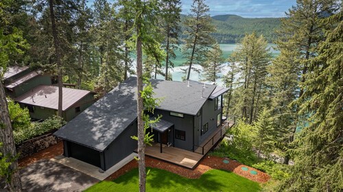 NEW remodel w/ wood burning fireplace, wraparound deck & lake views
