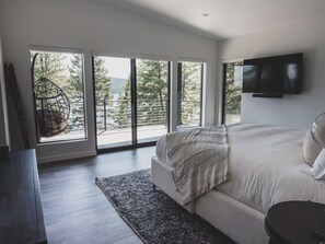4 bedrooms, desk, iron/ironing board, free WiFi