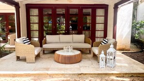 Terrace/patio - Charming 3-bedroom villa with WiFi and AC in beautiful Claridges (Gibbes)