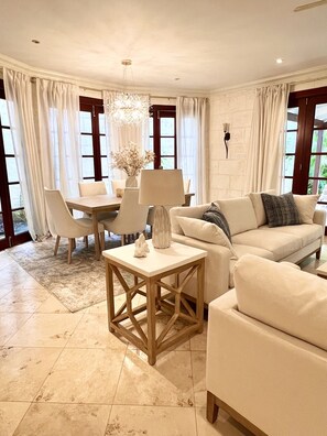Living area - Charming 3-bedroom villa with WiFi and AC in beautiful Claridges (Gibbes)