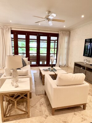 Living area - Charming 3-bedroom villa with WiFi and AC in beautiful Claridges (Gibbes)
