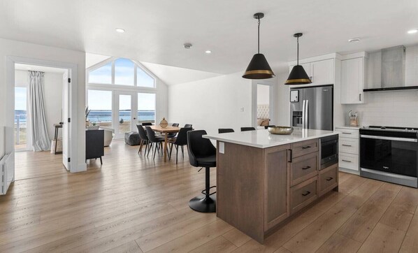 Een microgolfoven, een oven, een kookplaat, een vaatwasser