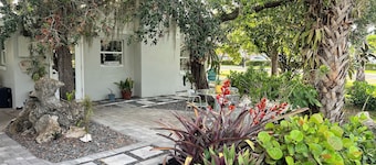 Old Florida 2-bedroom house Downtown Bonita Springs, 1 Block from Old 41