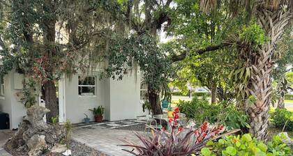 Old Florida 2-bedroom house Downtown Bonita Springs, 1 Block from Old 41