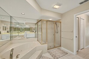 Douche, sèche-cheveux, serviettes fournies