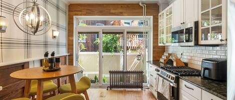 冷蔵庫、電子レンジ、オーブン、コンロ