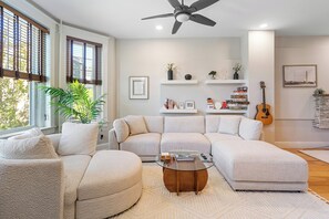Smart TV, fireplace, books, stereo