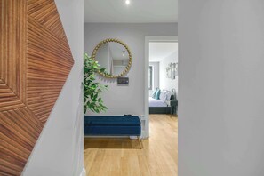 2 habitaciones, tabla de planchar con plancha y cuna de viaje