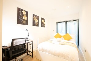 2 bedrooms, iron/ironing board, travel cot, free WiFi - Angel 2 BR, 2 Bath Duplex with Balcony Sleeps 5 (Greater London)