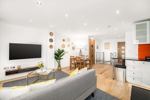 Smart TV, books - Angel 2 BR, 2 Bath Duplex with Balcony Sleeps 5 (Greater London)