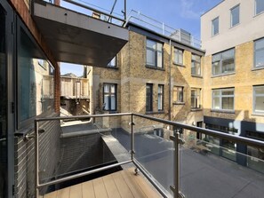 Property grounds - Angel 2 BR, 2 Bath Duplex with Balcony Sleeps 5 (Greater London)