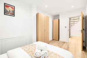 2 camere, una scrivania, ferro/asse da stiro, culla da viaggio