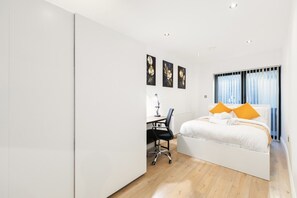 3 habitaciones, escritorio y tabla de planchar con plancha 