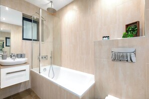 Shower, hair dryer, shampoo - Angel 2 BR, 2 Bath Duplex with Balcony Sleeps 5 (Greater London)