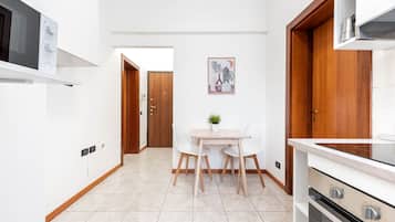Frigorifero, microonde, forno, piano cottura
