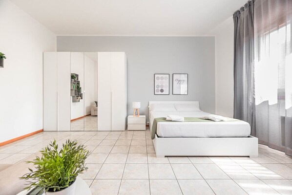 1 dormitorio, tabla de planchar con plancha, wifi y ropa de cama