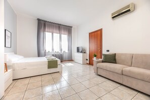Tabla de planchar con plancha, wifi y ropa de cama