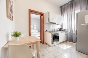 Frigorífico, microondas, horno y placa de cocina