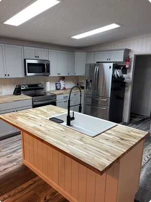 Kjøleskap, mikrobølgeovn, ovn og kokeplater