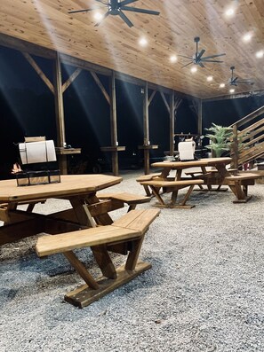 Outdoor dining - Creek-Front Getaway at Dale Hollow Lake (Albany)