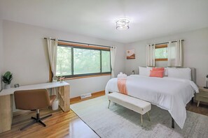 3 bedrooms, desk, iron/ironing board, travel crib