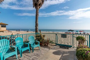 Beach - Beachfront End Unit | Ocean Views, Remodeled Kitchen & Steps to the Sand (Carpinteria)