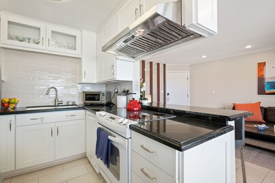 NEW CS 212 - 2bd Ocean Views, Walk Everywhere - You, me, and the Sea!
