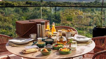 Free daily cooked-to-order breakfast