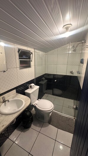 Dusche, Handtücher, Seife, Toilettenpapier
