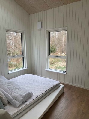 4 bedrooms, in-room safe, free WiFi