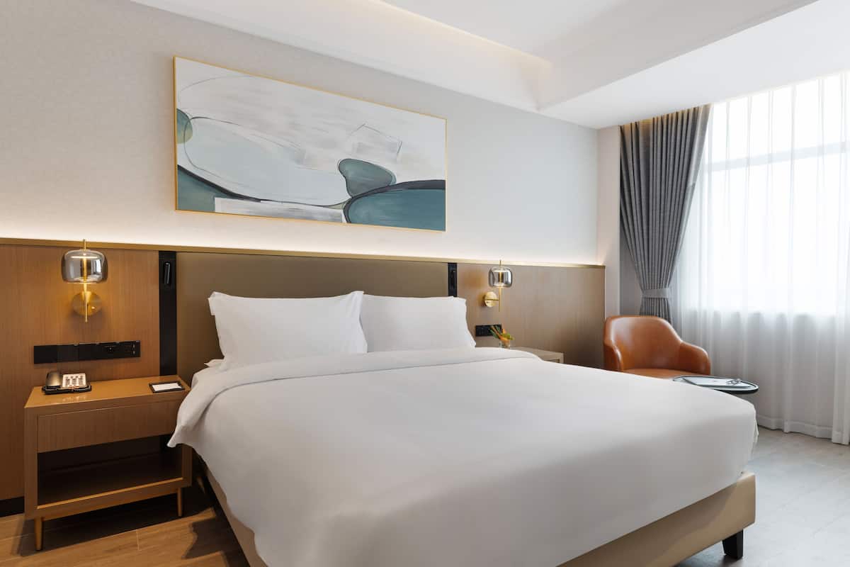 Värdeförvaringsskåp på rummet, skrivbord och arbetsyta för laptop