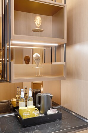 Rom – standard, 1 kingsize-seng | Safe på rommet, skrivebord og skrivebord for bærbar PC