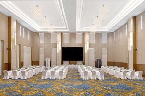 Zimmersafe, Schreibtisch, laptopgeeigneter Arbeitsplatz