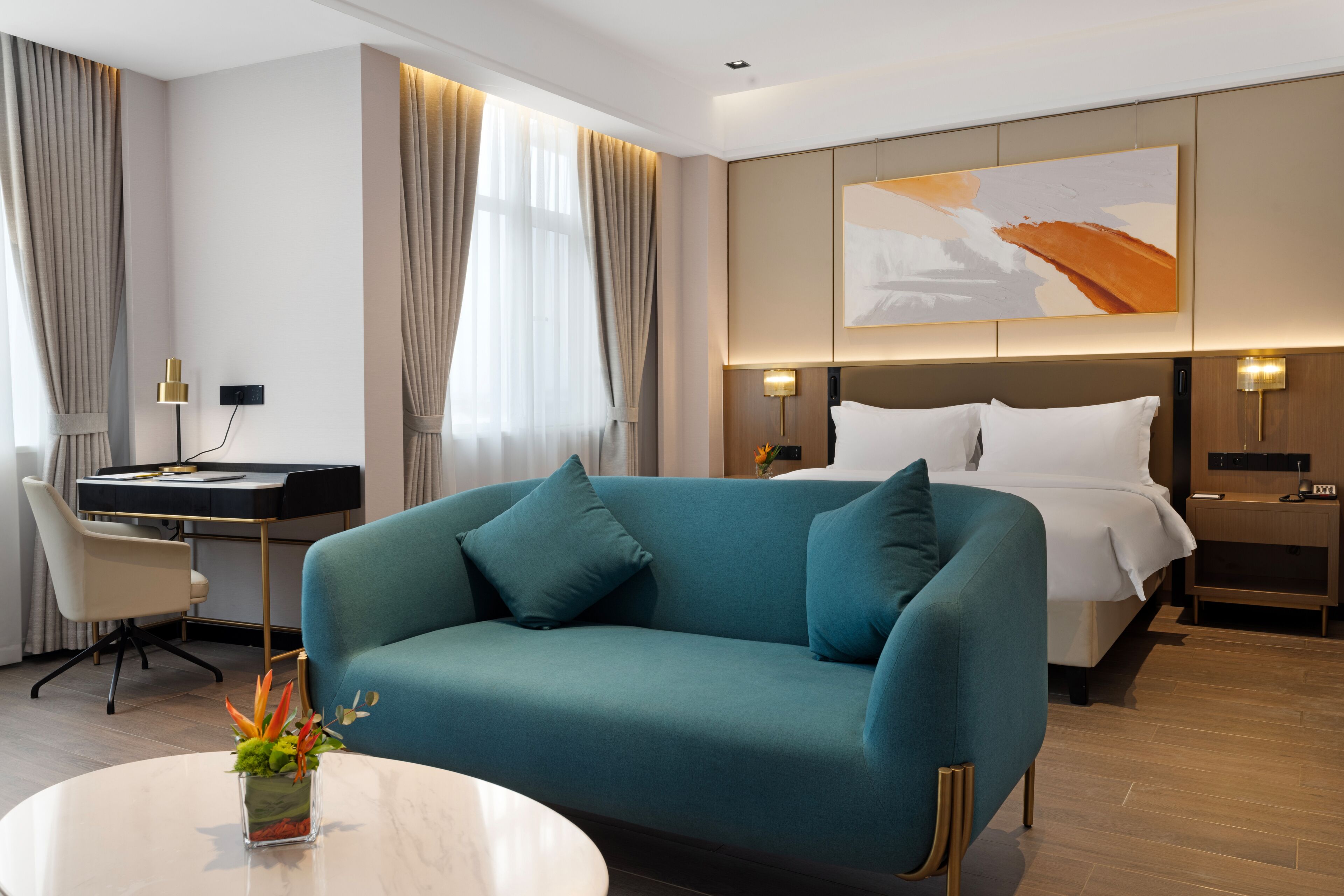 Juniorsvit - 1 kingsize-säng | Värdeförvaringsskåp på rummet, skrivbord och arbetsyta för laptop