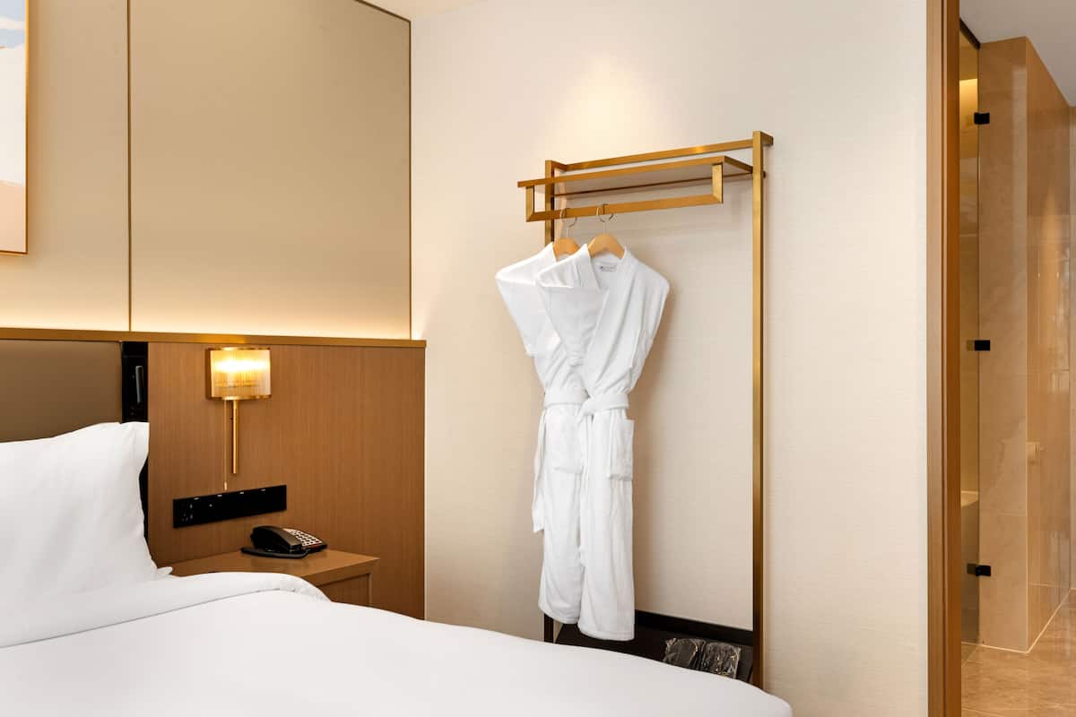 Svit - 1 kingsize-säng | Värdeförvaringsskåp på rummet, skrivbord och arbetsyta för laptop