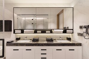 總統套房, 1 張特大雙人床 | 浴室 | 風筒、浴袍、拖鞋、坐浴桶