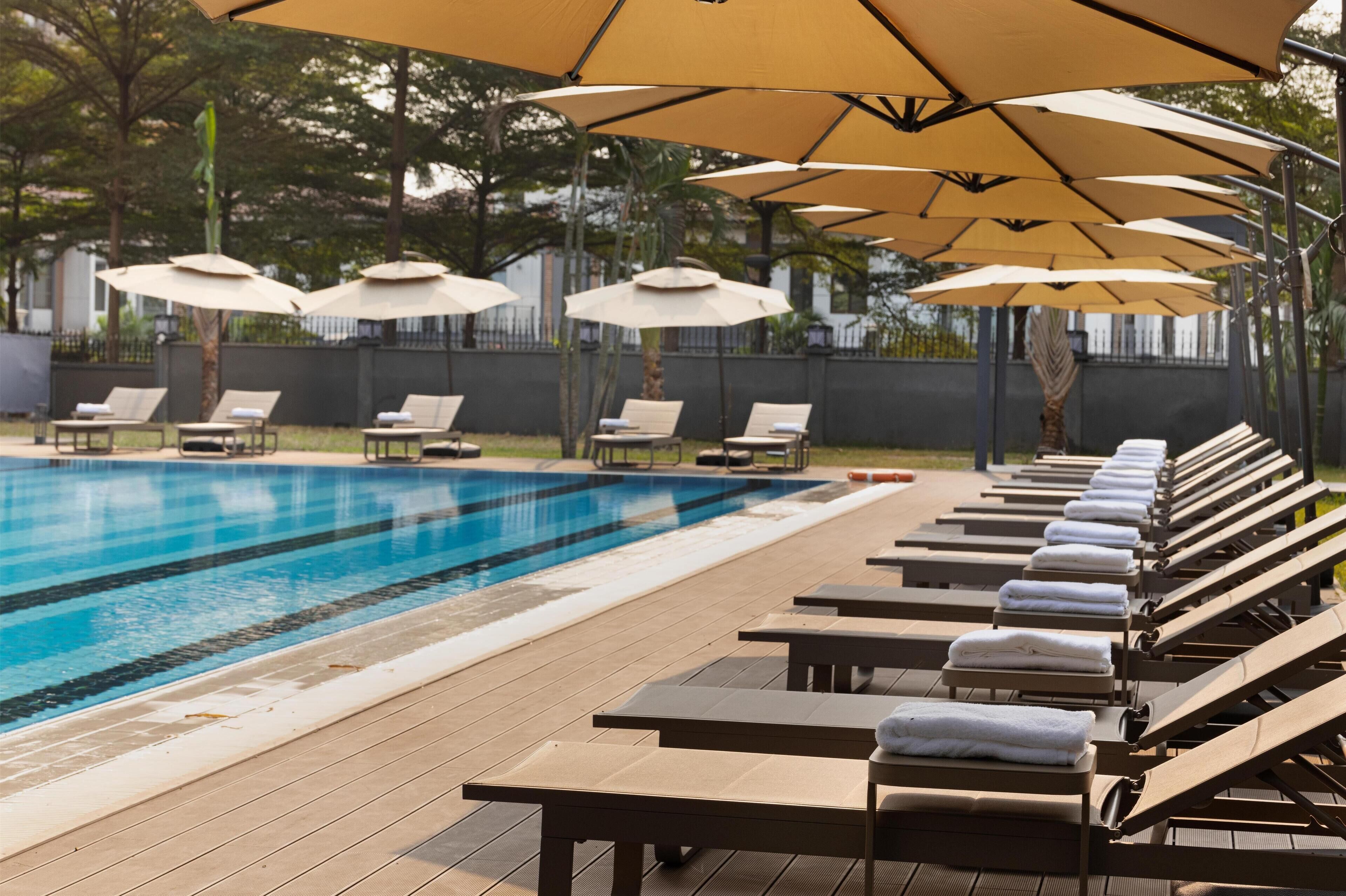 Una piscina al aire libre