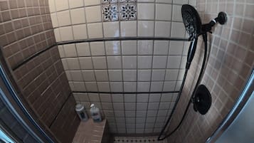Douche, sèche-cheveux, serviettes fournies, savon
