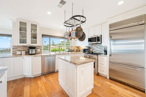 冷蔵庫、電子レンジ、オーブン、コンロ