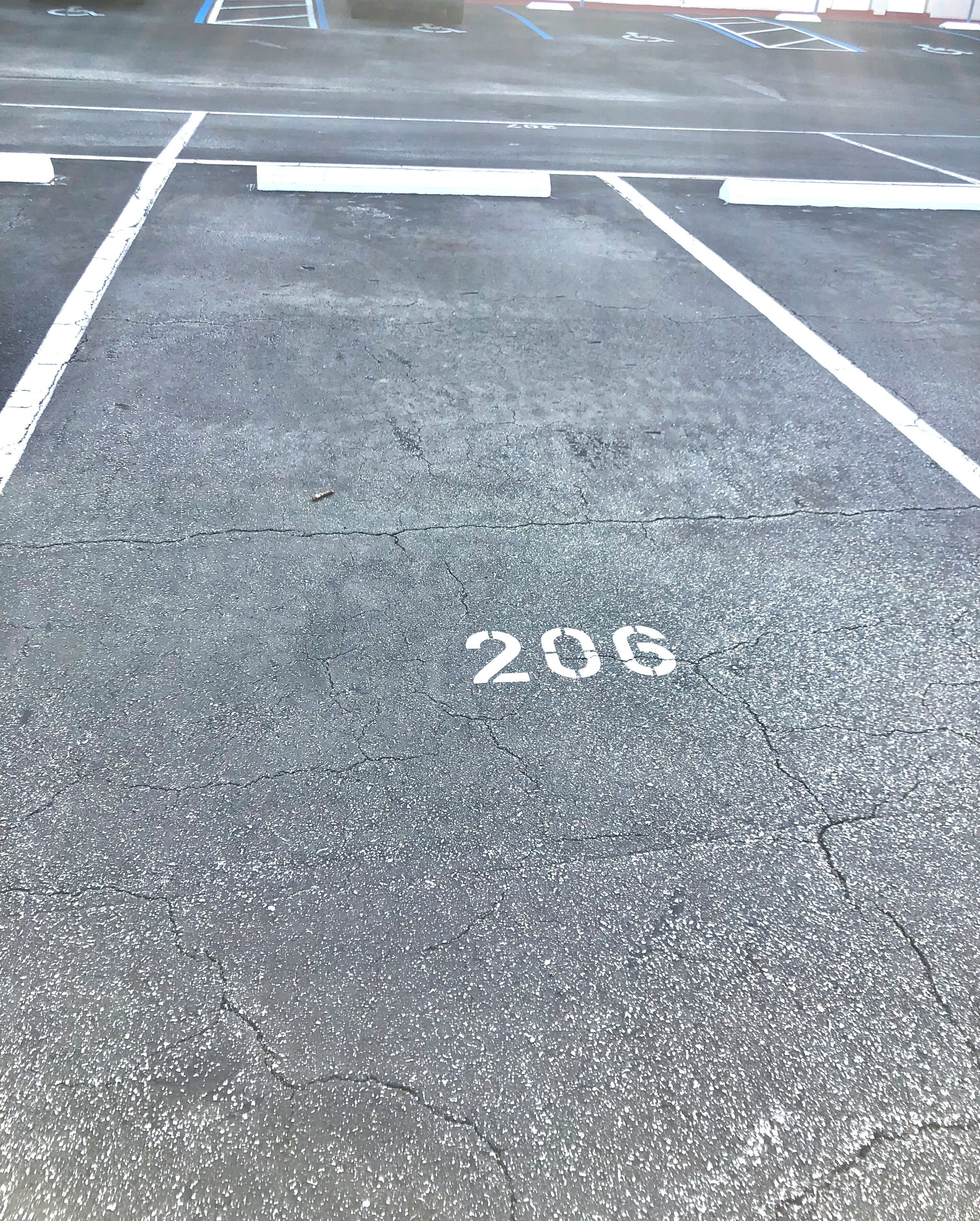 Posto auto contrassegnato col numero 206.