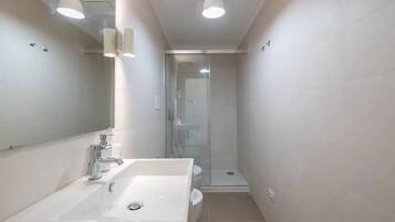 Douche, sĂšche-cheveux, bidet, serviettes fournies